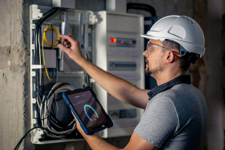 https://rb-netkom.de/wp-content/uploads/2023/10/ein-elektrotechniker-der-in-einer-schalttafel-mit-sicherungen-arbeitet-verwendet-tablet.geaendert-1.jpg